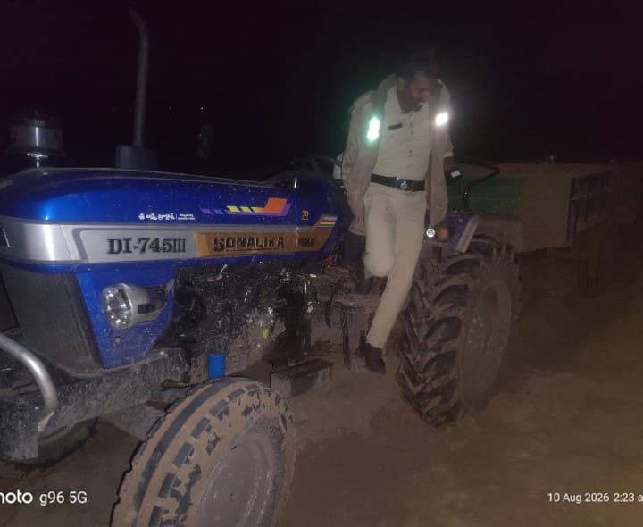 వాడియాల్‌లో అక్రమ ఇసుక ట్రాక్టర్లు పట్టివేత