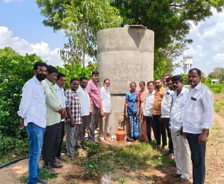 మంచినీటి సమస్యను తీర్చిన గ్రామ సర్పంచ్ - Udayam