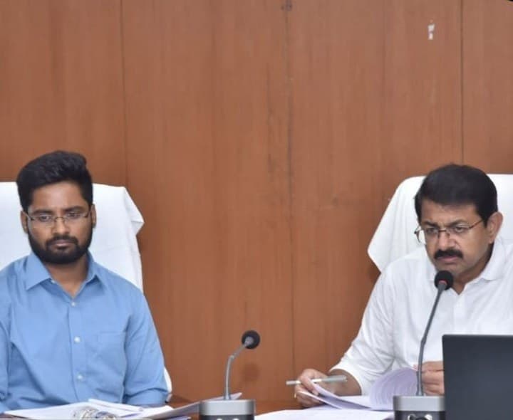 భూ అర్జీలను క్షుణ్ణంగా పరిశీలించాలి - Udayam