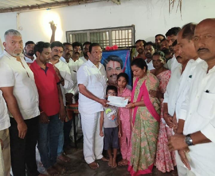 జగన్ కుటుంబానికి రూ.21.36 లక్షల ఆర్థిక సాయం - Udayam