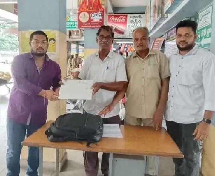 ప్రయాణీకుడు మరచిపోయున బ్యాగు అప్పగించిన ఆర్టీసీ అదికారులు - Udayam