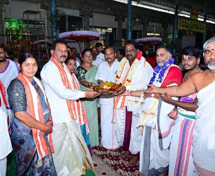 కాణిపాకం వినాయక స్వామికి కసాపురం ఆంజనేయ స్వామి పట్టు వస్త్రాల సమర్పణ - Udayam
