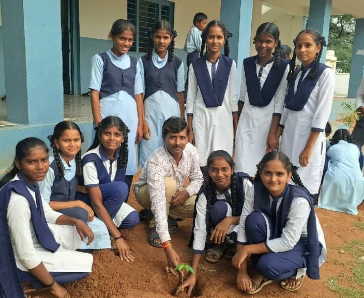 పాఠశాలలో ప్రతి తల్లి పేరుతో ఒక మొక్క