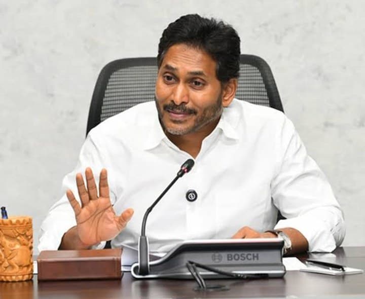 సచివాలయ ఉద్యోగులపై మోయలేని భారం వేశారు