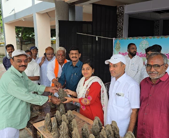 మట్టి వినాయకుల పంపిణీ చేసిన మున్సిపల్‌ చైర్‌పర్సన్‌ అనూష సతీష్‌ - Udayam