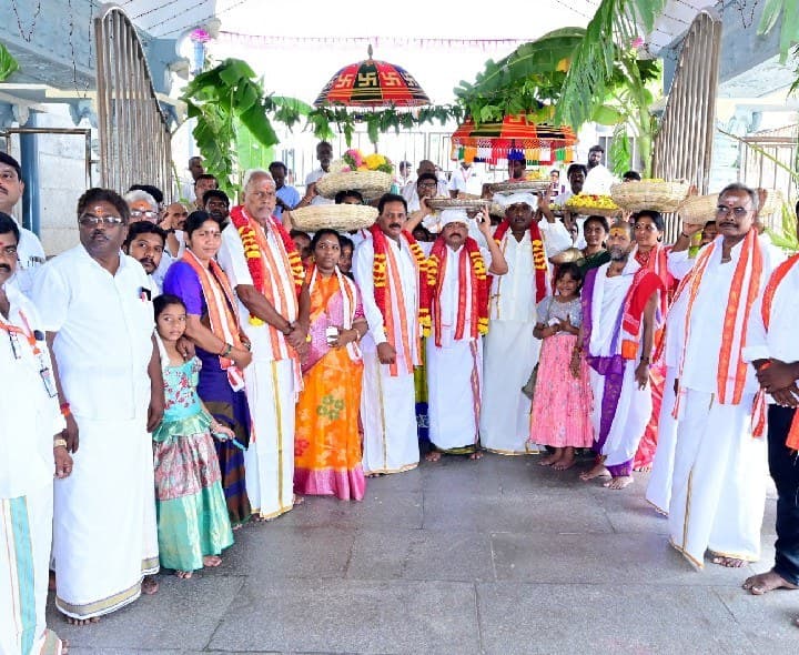 కాణిపాకం స్వామివారికి మహానంది పట్టు వస్త్రాలు - Udayam