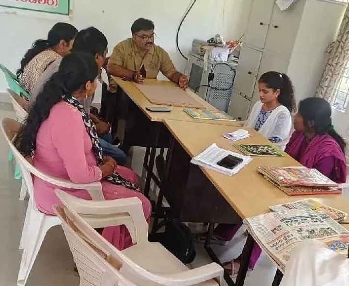 సచివాలయ సిబ్బందితో డిప్యూటీ తహశీల్దారు సమావేశం - Udayam