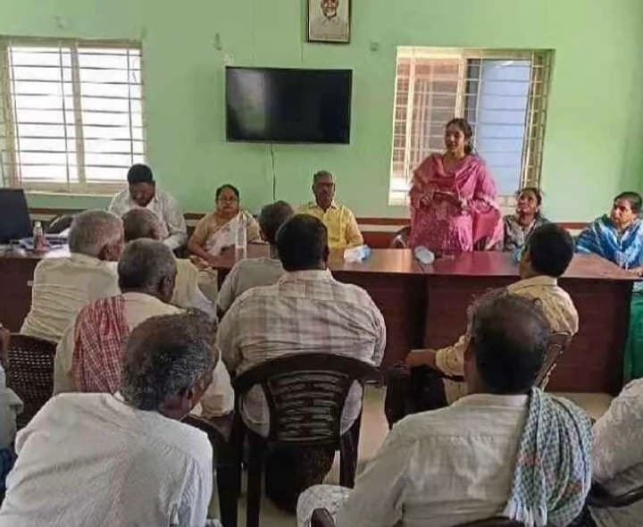 నారాకోడూరులో రైతులకు పంటల బీమా అవగాహన కార్యక్రమం