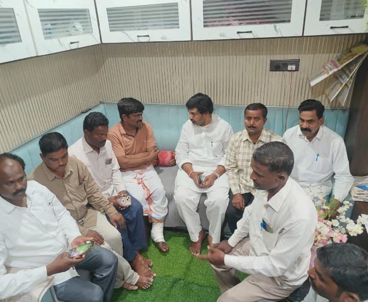 కాంగ్రెస్ నాయకుడు కమ్మరి బాలరాజు ను పరామర్శించిన డిసిసి అధ్యక్షుడు సంజీవ్