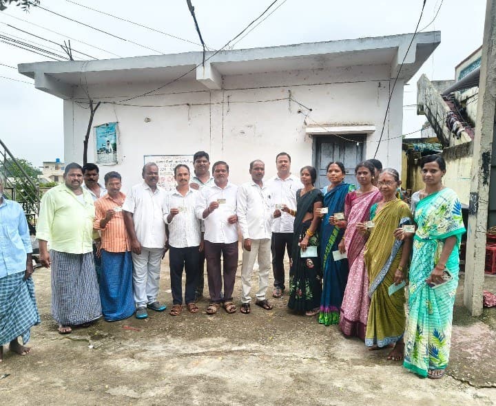 నడిపల్లి గ్రామంలో స్మార్ట్ రేషన్ కార్డుల పంపిణీ - Udayam