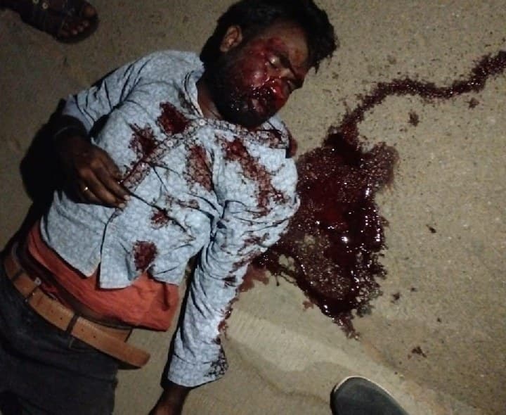 రోడ్డుపై ఇసుక కుప్పను ఢీకొన్న బైక్‌.. వ్యక్తికి తీవ్ర గాయాలు