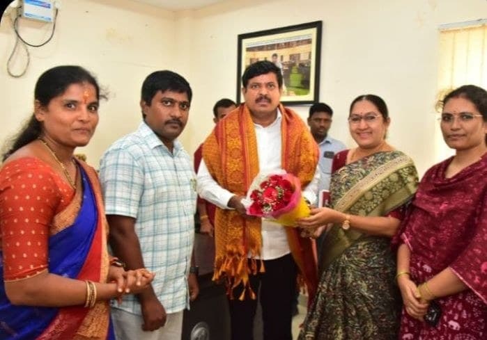 ​ఎమ్మెల్యేను కలిసిన ఆర్టీసీ అధికారులు