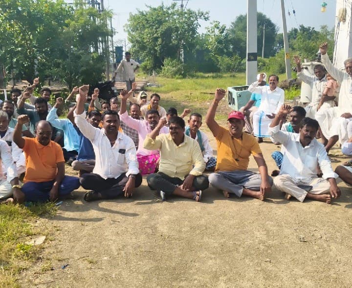 దుబ్బాక గ్రామంలో కరెంటు కోతలపై సబ్స్టేషన్ వద్ద రైతుల ఆందోళన - Udayam