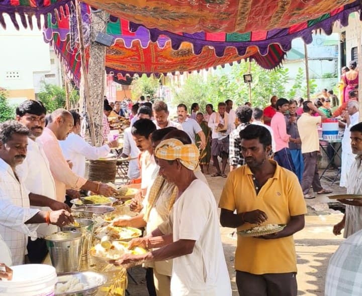 గణేష్ మండలి ఆధ్వర్యంలో అన్నదానం - Udayam