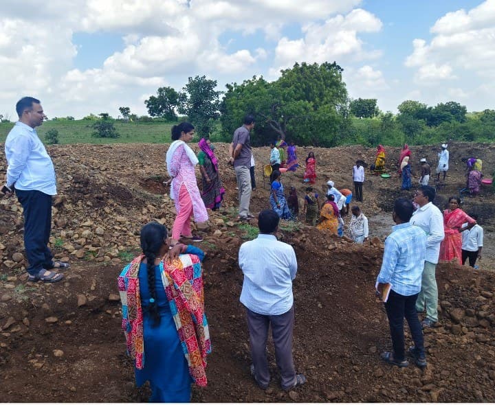 ఇరాక్‌పల్లిలో ఫామ్‌పాండ్‌ పనులపై సబ్‌కలెక్టర్‌ ఉమాహారతి పరిశీలన - Udayam