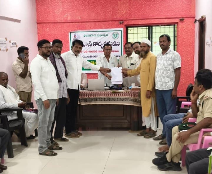 స్మశాన వాటికలో అక్రమ కబ్జా దుకాణాలు