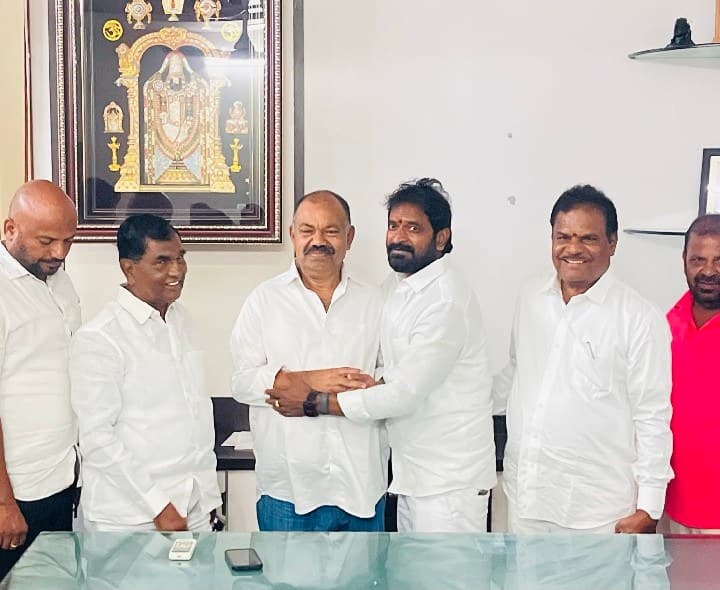 క్యామ మల్లేష్ ను పరామర్శించిన మాజీ మంత్రి