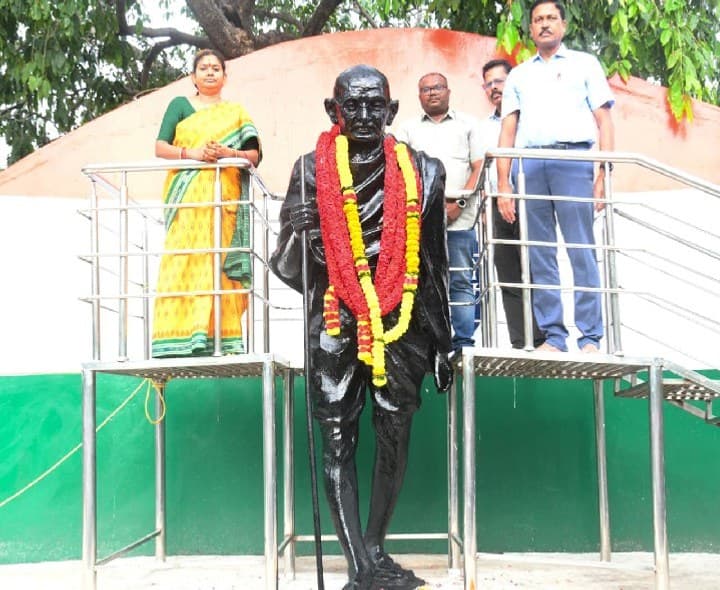 మహాత్మా గాంధీ జయంతి లాల్ బహదూర్ శాస్త్రి జయంతి సందర్భంగా  ఘన నివాళి - Udayam