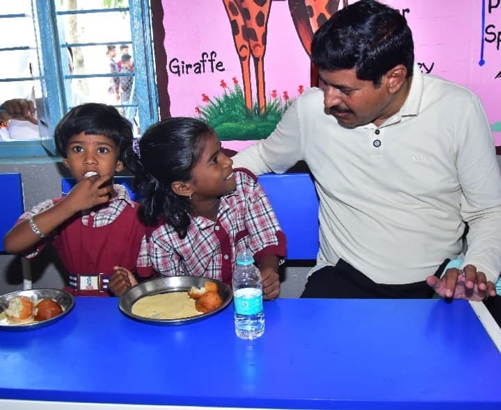 ప్రభుత్వ పాఠశాలలను ఆకస్మికంగా తనిఖీ చేసిన ఎమ్మెల్యే  - Udayam