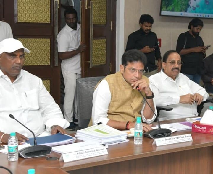 అభివృద్ధి పనుల వేగవంతానికి కట్టుబడి ఉండాలి: మంత్రి శ్రీధర్ బాబు