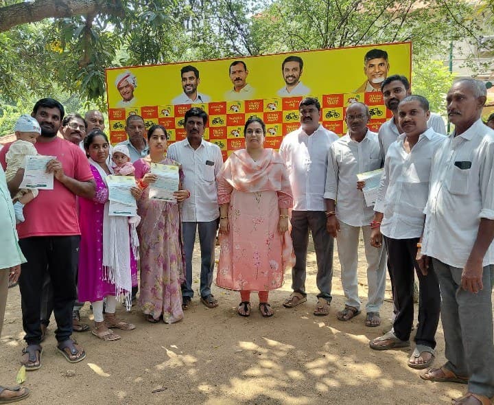 లబ్ధిదారులకు CMRF చెక్కులు పంపిణీ చేసిన ఎమ్మెల్యే - Udayam