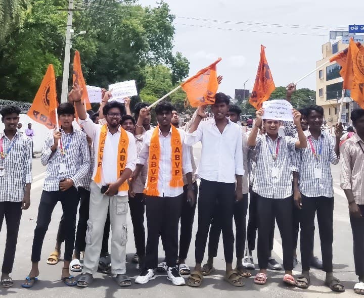 ఫీజు బకాయిలు విడుదల చేయాలి - Udayam