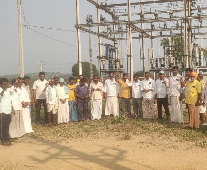 24 గంటల విద్యుత్‌ కోసం రైతుల నిరసన - Udayam