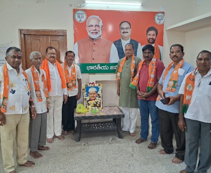 బీజేపీ ఆధ్వర్యంలో ఘనంగా లాల్ బహదూర్ శాస్త్రి జయంతి వేడుకలు - Udayam