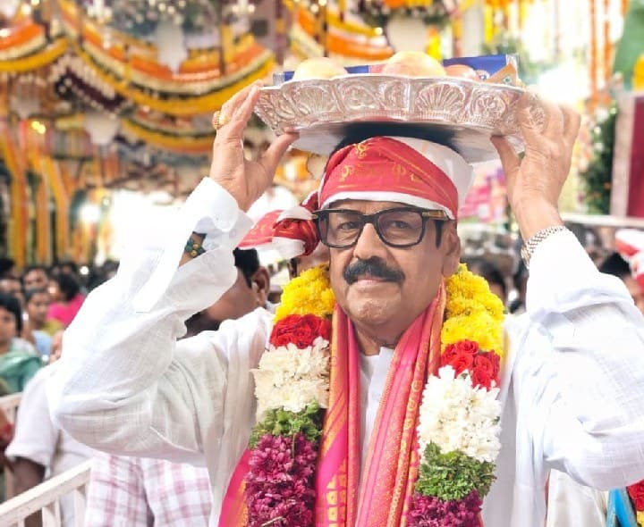 అమ్మవారికి పట్టు వస్త్రాలు పంపించిన మంత్రి 