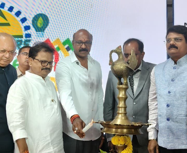 ఏపీ ఛాంబర్స్ బిజినెస్ ఎక్స్‌పో, 2 రోజు స్టాళ్లను పరిశీలించిన ఎమ్మెల్యే - Udayam