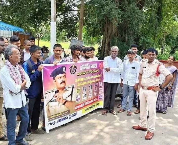 “ మీతో మీ ఎస్పీ " కరపత్రాలను పంపిణీ చేసిన SI - Udayam