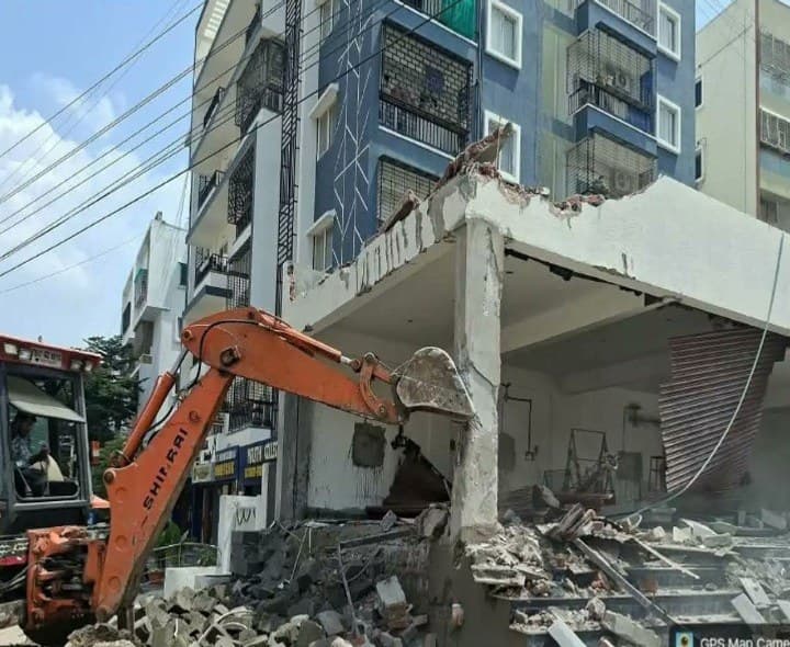 390కి పైగా అక్రమ నిర్మాణాలు కూల్చివేత - Udayam