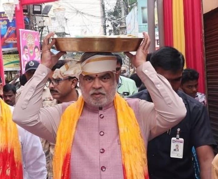 మహంకాళి అమ్మవారికి పట్టువస్త్రాలు సమర్పించిన స్పీకర్  గడ్డం  ప్రసాద్ కుమార్