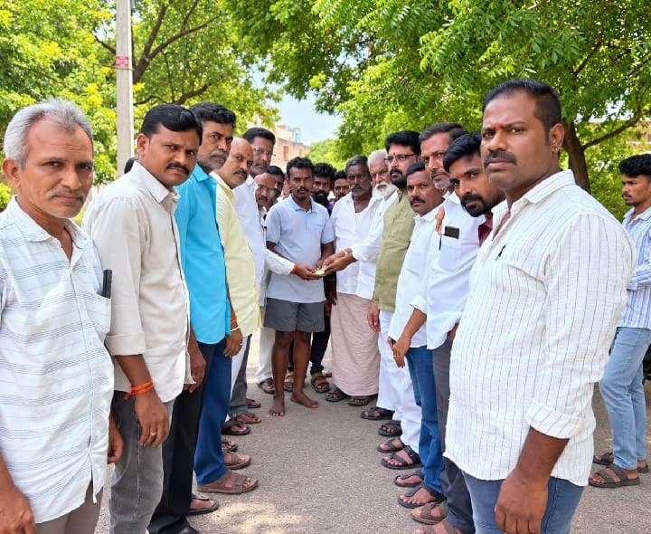 ఆర్థిక సాయం అందజేసిన పరిటాల శ్రీరామ్ - Udayam