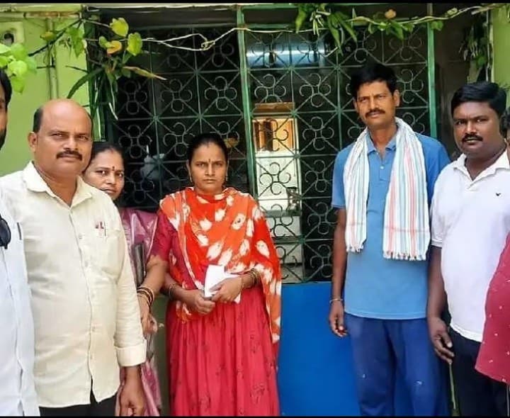 మిత్రుడి కుటుంబానికి పదో తరగతి బ్యాచ్ భరోసా
