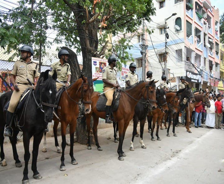 ఖైరతాబాద్ శోభాయాత్రలో అశ్వదళం స్పెషల్ అట్రాక్షన్ - Udayam