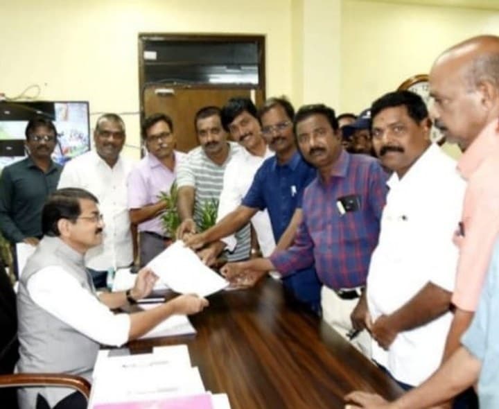 సమస్యలు పరిష్కారం కోరుతూ జర్నలిస్టుల వినతి - Udayam
