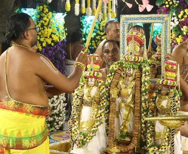 తెల్ల ముత్యాలు వట్టివేరు కురువేరుతో వైభవంగా స్నపన తిరుమంజనం - Udayam