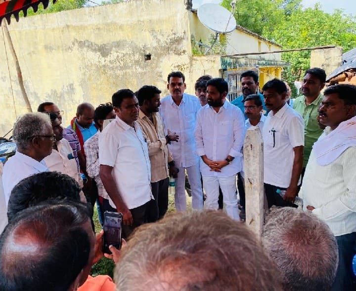 హత్యకు గురైన శీను కుటుంబ సభ్యులకు మాజీ ఎమ్మెల్యే పరామర్శ - Udayam