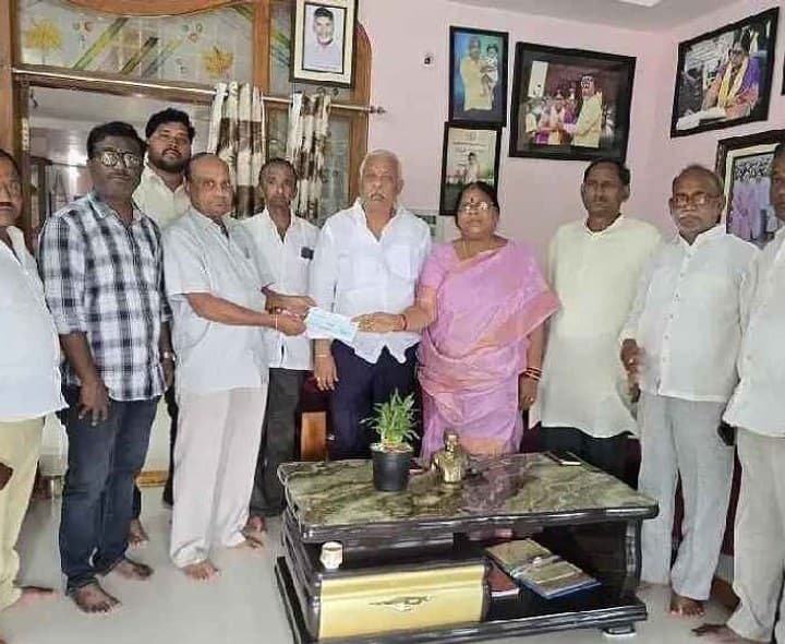 మృతుని కుటుంబానికి ఎక్స్‌గ్రేషియా అందజేసిన ఎమ్మెల్యే - Udayam