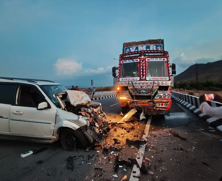 హైవే పై లారీని ఢీకొన్న సఫారీ..  వాహనాలు ధ్వంసం