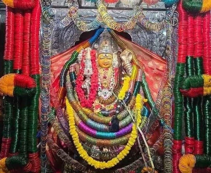 చీపురుపల్లిలో ఆకట్టుకున్న అమ్మవారి అలంలరణ