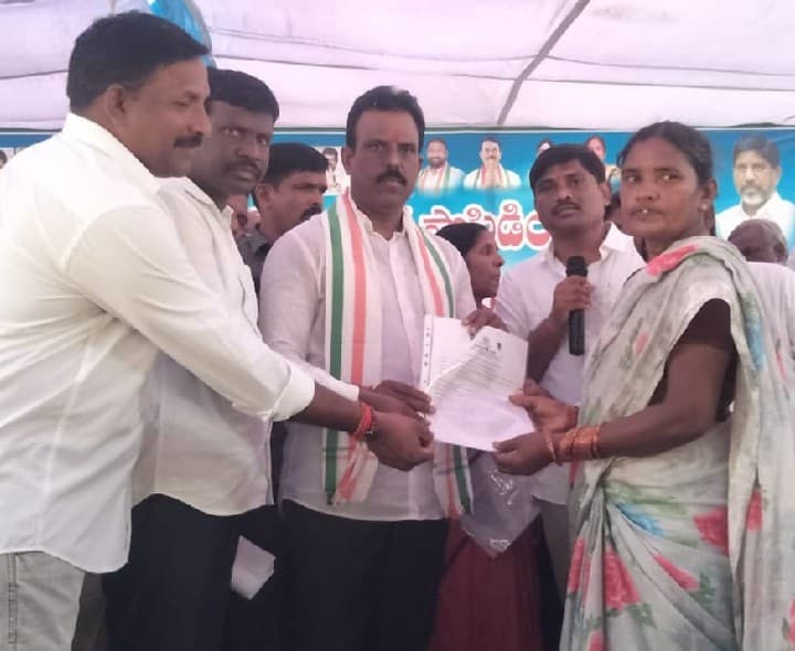 షాదీ ముబారక్ లబ్ధిదారులకు చెక్కులు పంపిణీ - Udayam