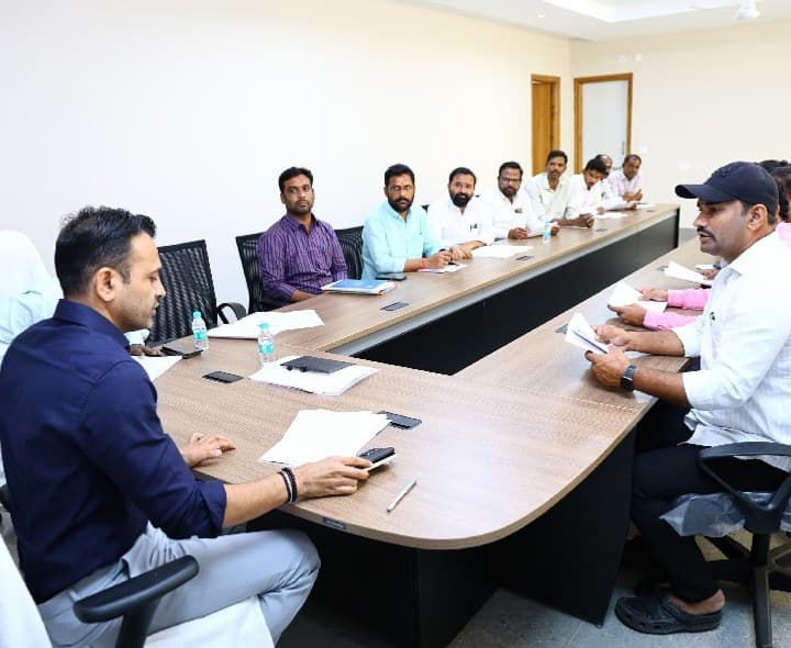 పట్టభద్రులు ఓటర్లుగా నమోదు చేసుకోవాలి: కలెక్టర్ - Udayam