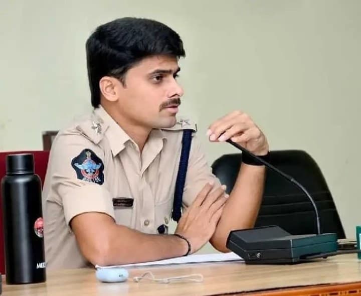 పోలీసులు ప్రజలకు అందుబాటులో ఉండాలి  - Udayam