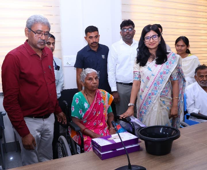 వృద్ధులకు సహాయ ఉపకరణాల పంపిణీ చేసిన కలెక్టర్ - Udayam