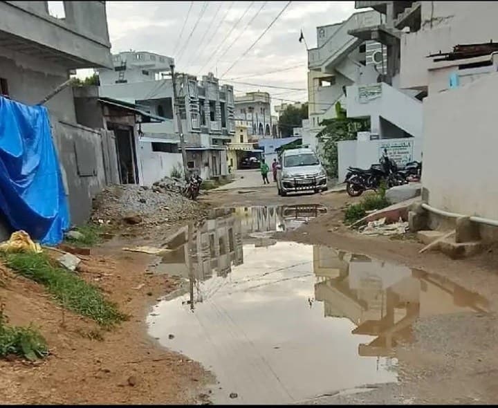 రోడ్లపై వర్షపు నీరు.. స్థానికుల ఇబ్బందులు - Udayam