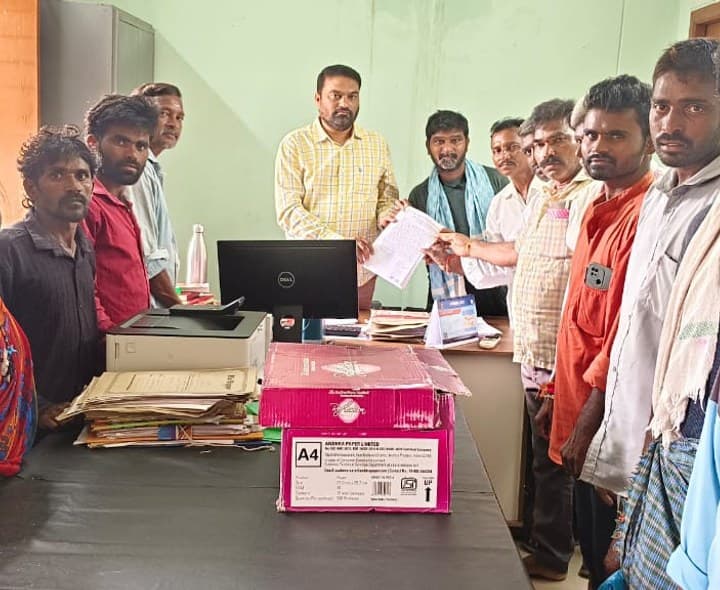 భూమిపై హక్కు కల్పించాలి - Udayam