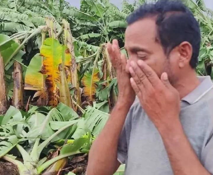 బోరున విలపించిన రైతు - Udayam