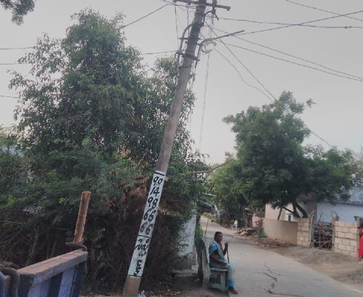 వర్షాకాలంలో భయం.. ఇనుప విద్యుత్ స్తంభాలు - Udayam
